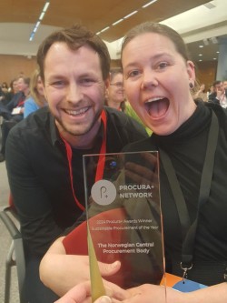 Rådgiver Christian Tangene og seniorrådgiver Helle Paulsen med Procura+ ombruksprisen.